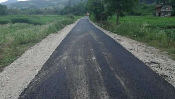 Завршено асфалтирање пута у Лаушима