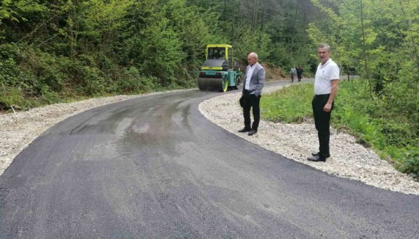 Асфалтиране дионице пута у Гарићима и Колони