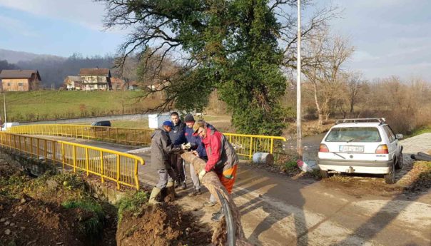 Постављен водовод преко которског моста