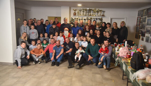 Mališani fudbalskih veterana se družili sa Deda Mrazom