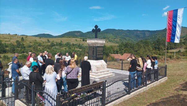 Служен парастос за 16 убијених Срба у Сердарима