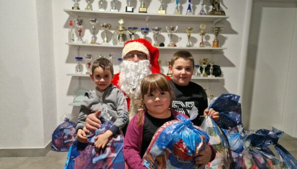 Малишани фудбалских ветерана се дружили са Деда Мразом