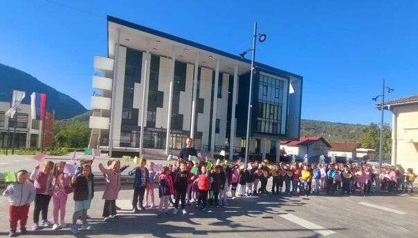 Начелник Сакан и малишани из Дјечијег вртића разговарали о дјечијим правима