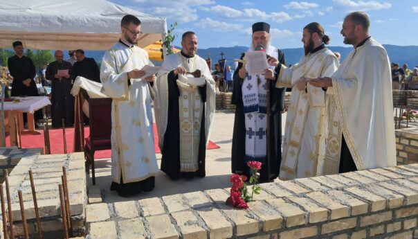 Митрополит Фотије освештао темеље храма у Гелићима