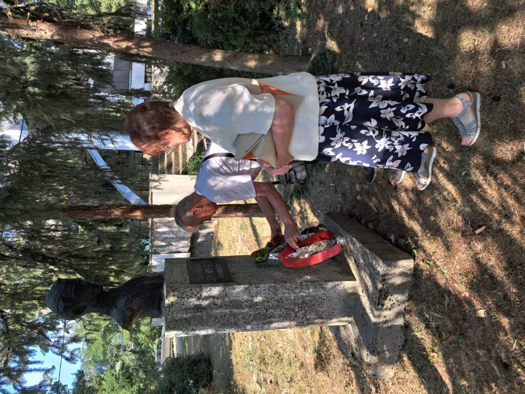 Polaganje cvijeća kod spomen biste