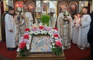 Служена божићна литургија