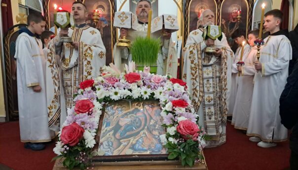 Служена божићна литургија