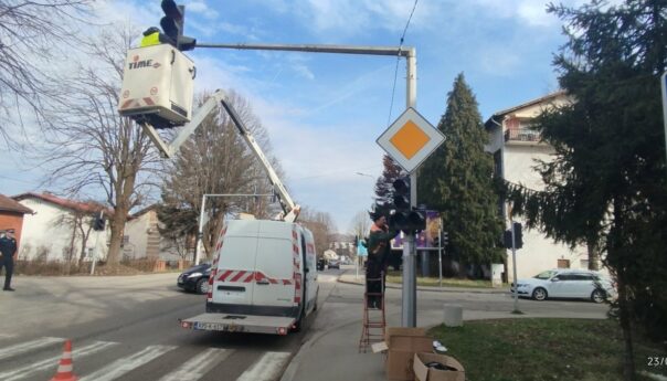 Семафор у Котор Варошу поново стављен у функцију