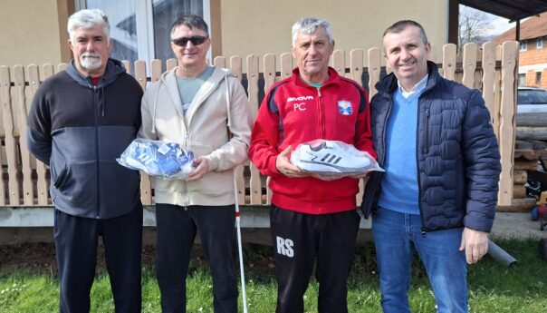 Фудбалски ветерани уручили спортску опрему Стојадиновићу