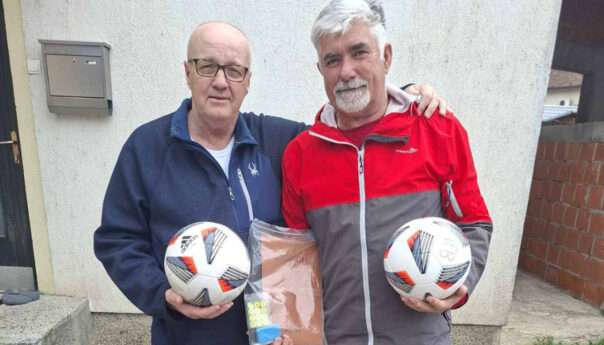 Легенда Младости Мирсад Ботић донирао лопте фудбалским ветеранима