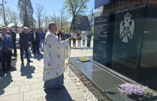 Положено цвијеће на спомен-обиљежја
