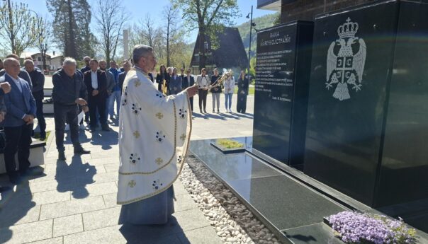 Положено цвијеће на спомен-обиљежја