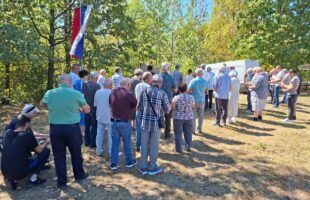 Служен парастос за жртве усташких злочина на Рашће брду код Котор Вароша