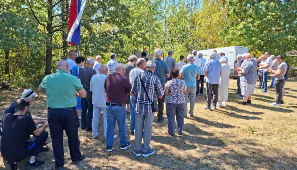 Служен парастос за жртве усташких злочина на Рашће брду код Котор Вароша