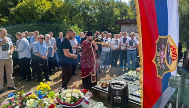Освештан споменик српском јунаку Станку Божићу Кобри